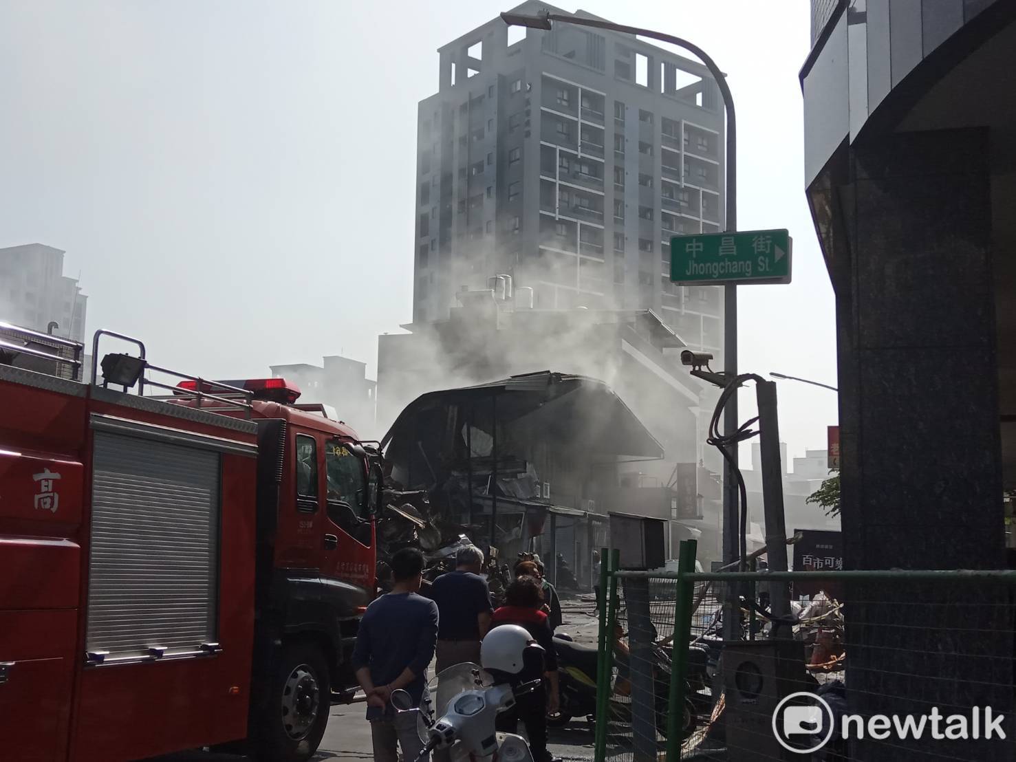 附近50公尺還有加油站,且緊鄰住宅大樓,消防員加派人員進行滅火。 圖:孫家銘/攝 附近50公尺還有加油站,且緊鄰住宅大樓,消防員加派人員進行滅火。 圖:孫家銘/攝