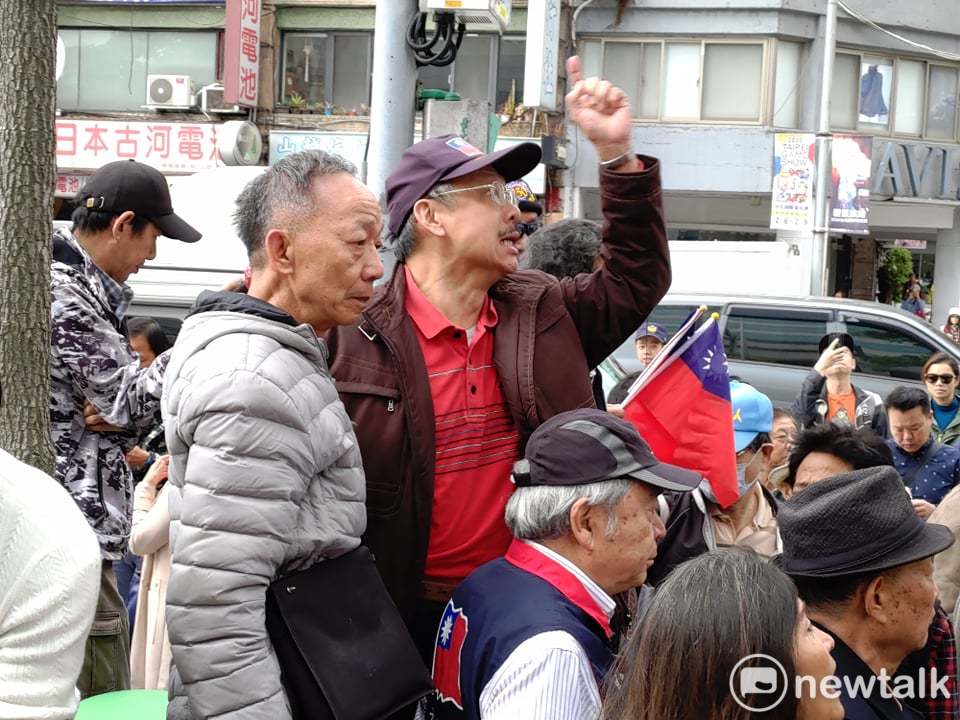 藍營支持者激動互罵。 圖:黃建豪/攝 藍營支持者激動互罵。 圖:黃建豪/攝