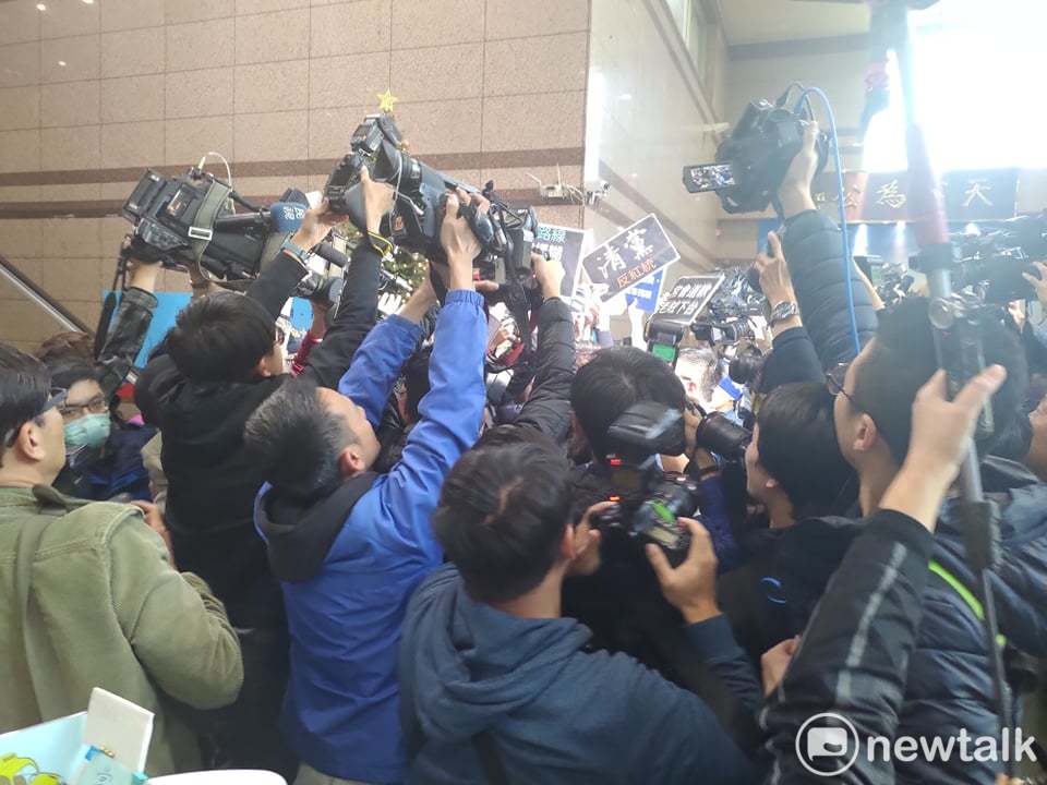 自稱國民黨青年代表的林家興等人衝進中央黨部。 圖:黃建豪/攝 自稱國民黨青年代表的林家興等人衝進中央黨部。 圖:黃建豪/攝