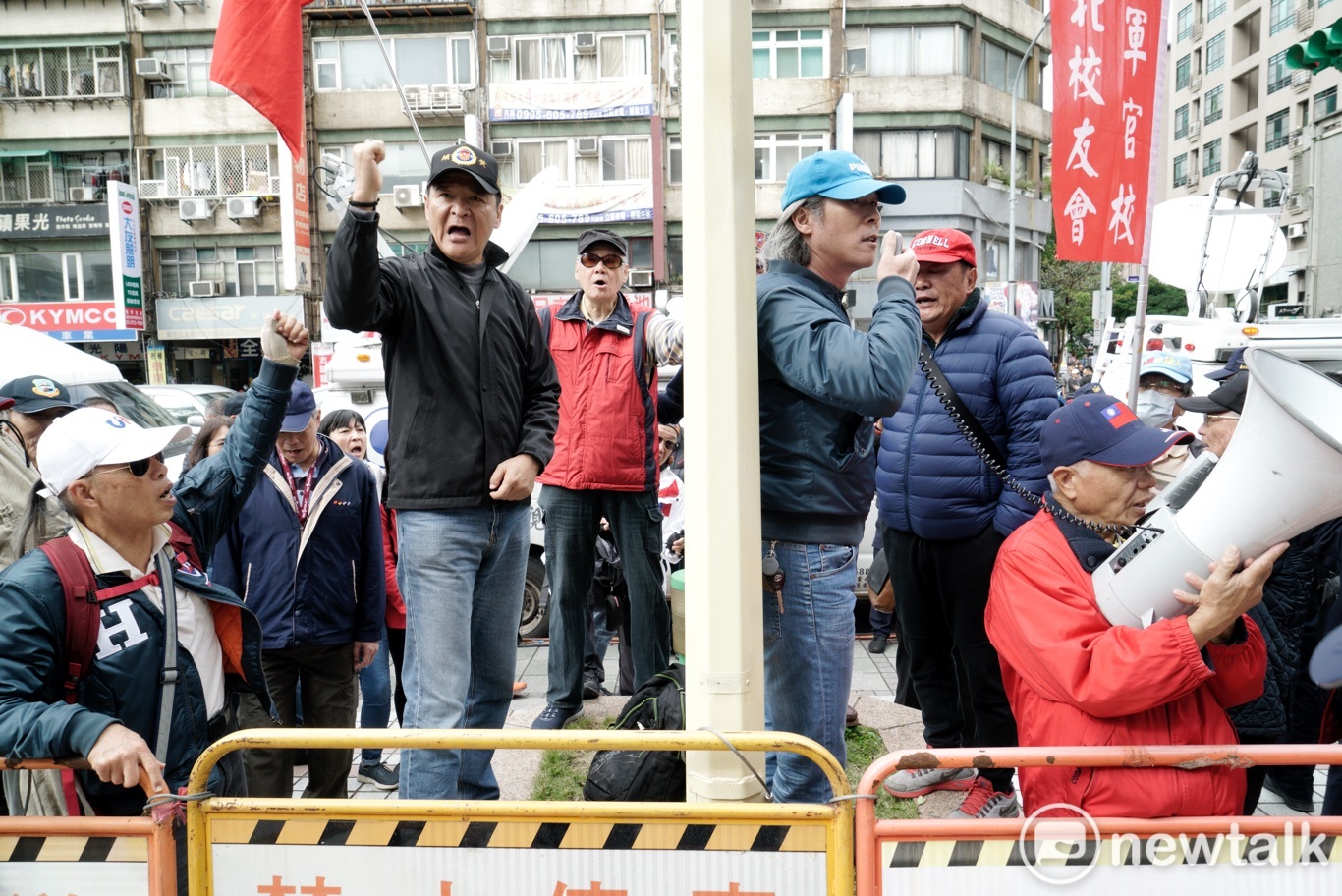 空軍官校桃園校友會成員高喊:「沒有吳斯懷 退出國民黨」。 圖:張良一/攝 空軍官校桃園校友會成員高喊:「沒有吳斯懷 退出國民黨」。 圖:張良一/攝