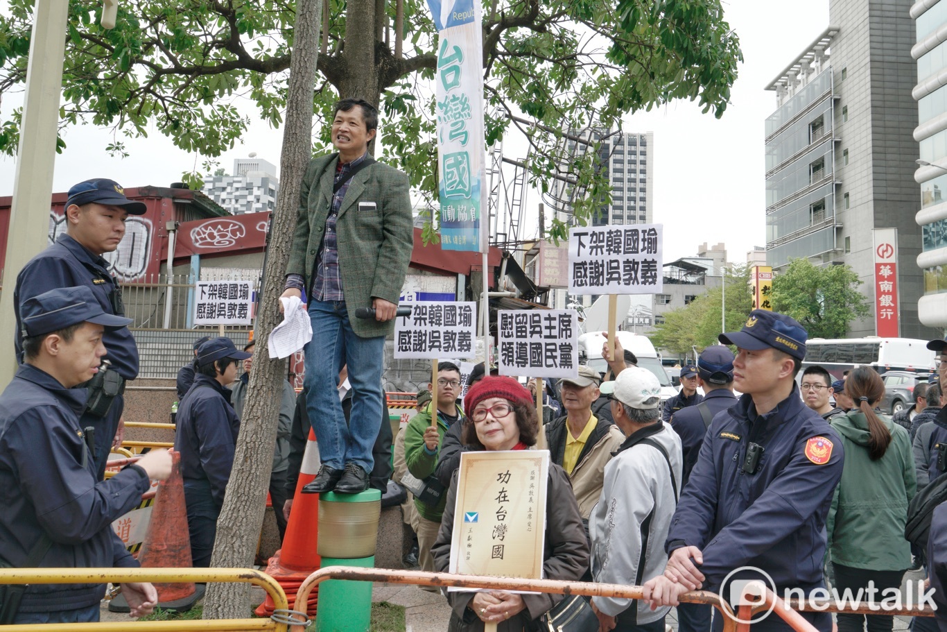 獨派的台灣國成員也來國民黨中央黨部外舉牌「下架韓國瑜感謝吳敦義」。 圖:張良一/攝 獨派的台灣國成員也來國民黨中央黨部外舉牌「下架韓國瑜感謝吳敦義」。 圖:張良一/攝