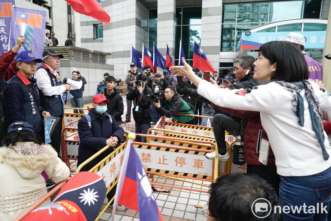 不同立場的藍營團體相互叫陣。 圖:張良一/攝 不同立場的藍營團體相互叫陣。 圖:張良一/攝