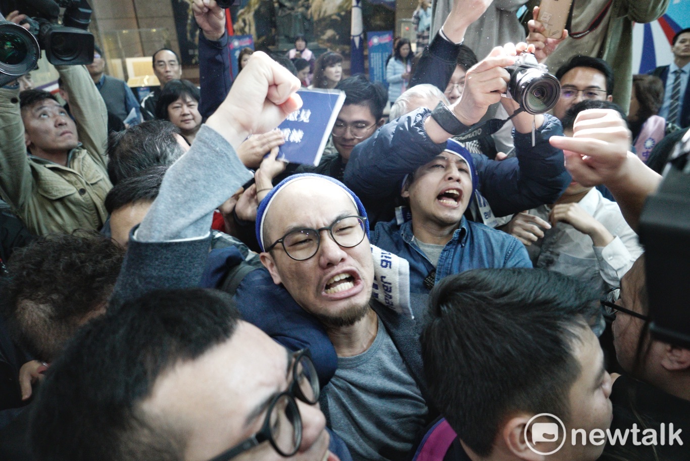 青年團體成員衝進國民黨中央黨部,要求砍掉重練。 圖:張良一/攝 青年團體成員衝進國民黨中央黨部,要求砍掉重練。 圖:張良一/攝