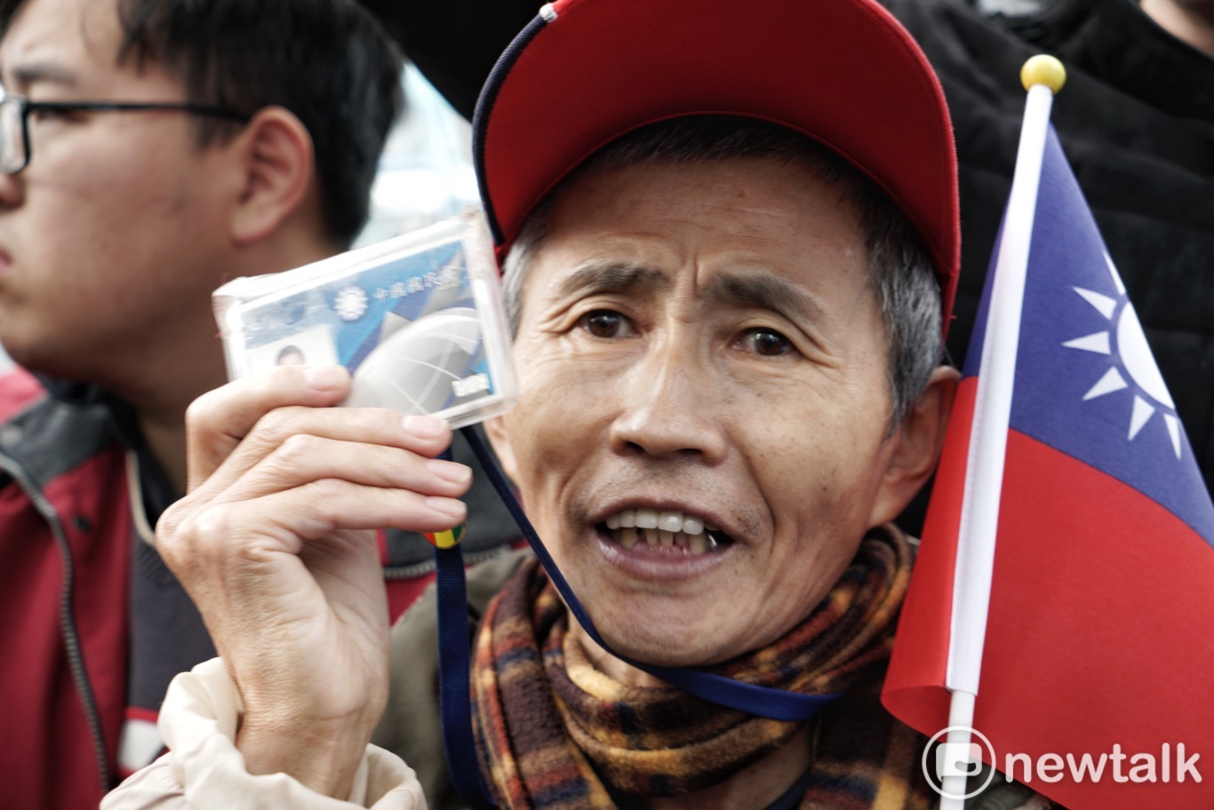 一位老國民黨員在國民黨中央秀出國民黨黨證和國旗。 圖:張良一/攝 一位老國民黨員在國民黨中央秀出國民黨黨證和國旗。 圖:張良一/攝