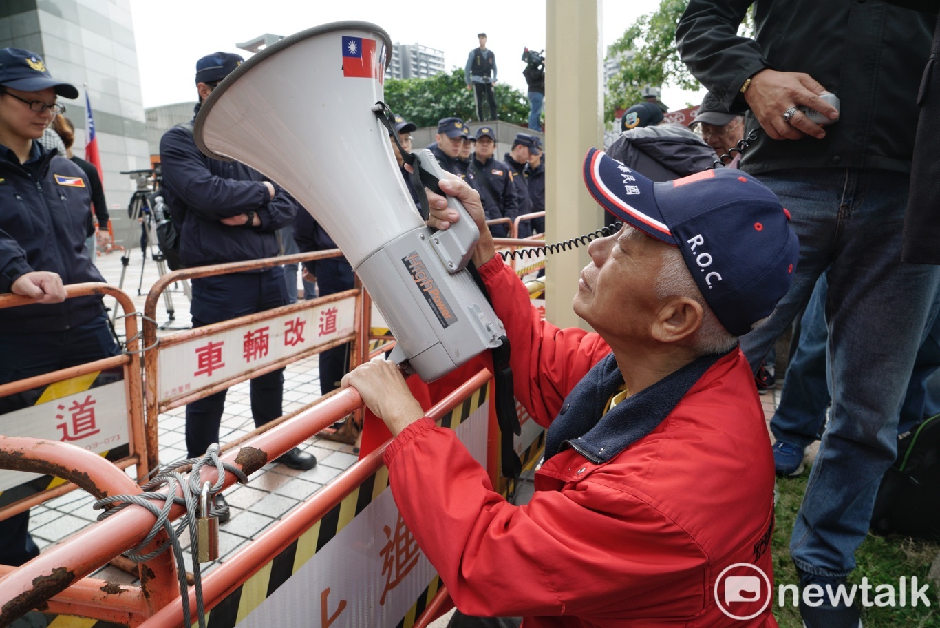 空軍官校桃園校友會的一位成員將喇叭對著國民黨中央黨部。 圖:張良一/攝 空軍官校桃園校友會的一位成員將喇叭對著國民黨中央黨部。 圖:張良一/攝