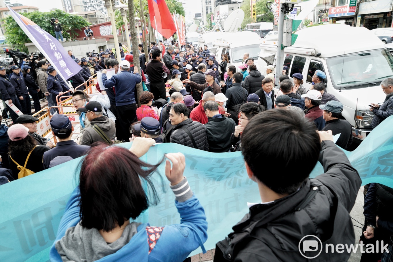 國民黨敗選檢討,不同立場的藍營團體在國民黨中央黨部外抗議。/圖:張良一攝 國民黨敗選檢討,不同立場的藍營團體在國民黨中央黨部外抗議。/圖:張良一攝