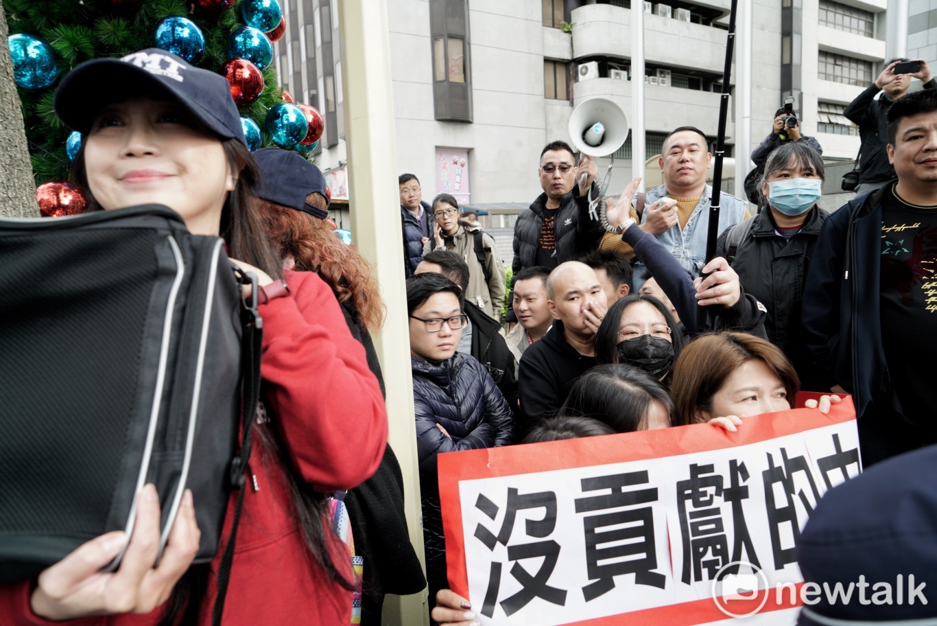 支持國民黨主席吳敦義的藍營團體則喊出:「感念吳主席 吳主席您辛苦了!」 圖:張良一/攝 支持國民黨主席吳敦義的藍營團體則喊出:「感念吳主席 吳主席您辛苦了!」 圖:張良一/攝