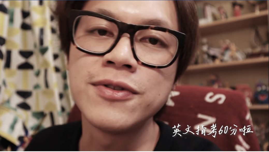 HowHow花「1秒」的時間透露「英文指考60分啦」。 圖/翻攝自HowHow臉書 HowHow花「1秒」的時間透露「英文指考60分啦」。 圖/翻攝自HowHow臉書