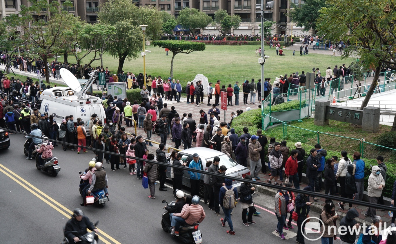 等著領取雞排的民眾將柳堤公園擠爆,圍了好幾圈,看不到隊伍尾巴。 圖:張良一/攝 等著領取雞排的民眾將柳堤公園擠爆,圍了好幾圈,看不到隊伍尾巴。 圖:張良一/攝