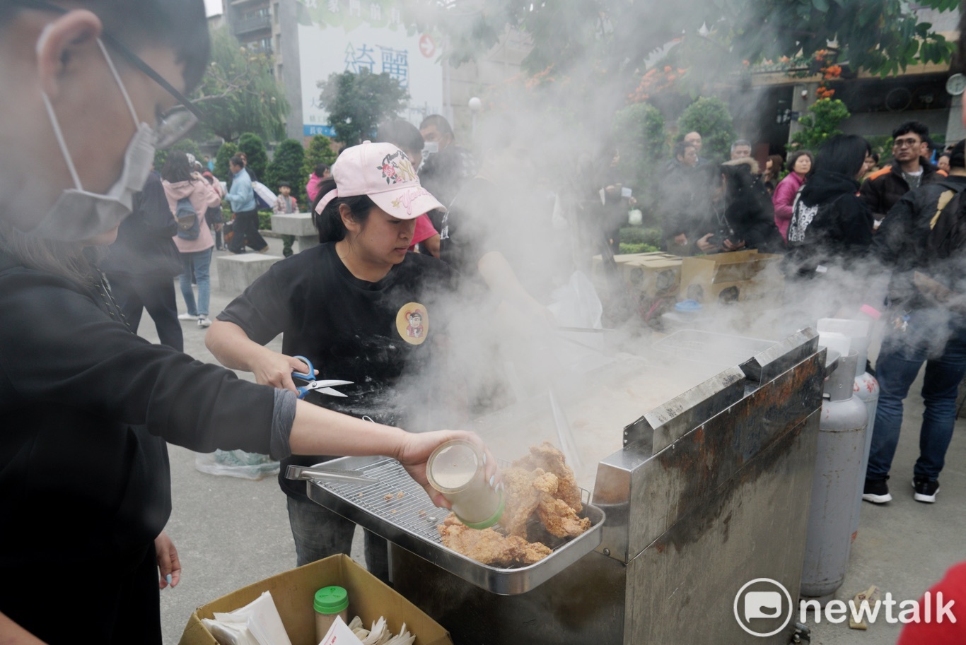 現炸三公分厚雞排,香氣令人垂涎欲滴! 圖:張良一/攝 現炸三公分厚雞排,香氣令人垂涎欲滴! 圖:張良一/攝