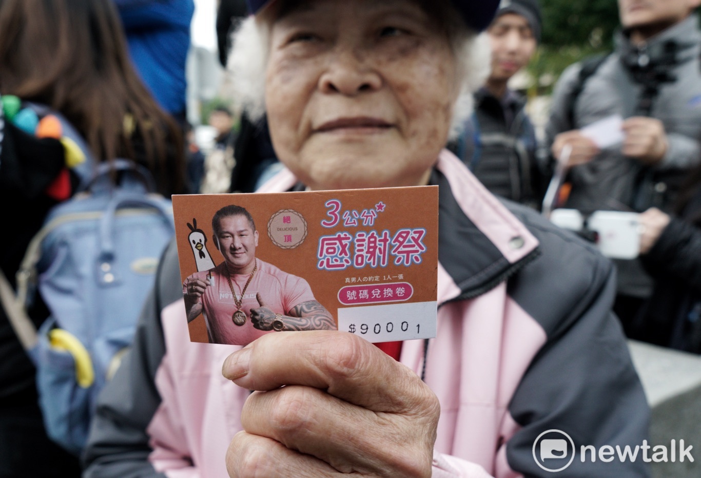 排第一的阿嬤。 圖:張良一/攝 排第一的阿嬤。 圖:張良一/攝