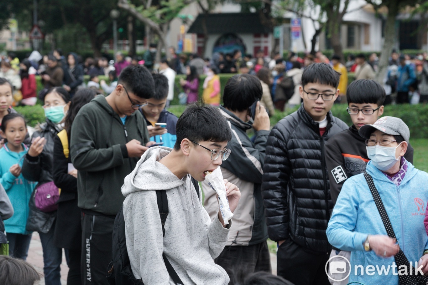 一位年輕人大啖熱騰騰的雞排,還在排隊的一位媽媽問她:「口味如何?好不好吃?」 圖:張良一/攝 一位年輕人大啖熱騰騰的雞排,還在排隊的一位媽媽問她:「口味如何?好不好吃?」 圖:張良一/攝