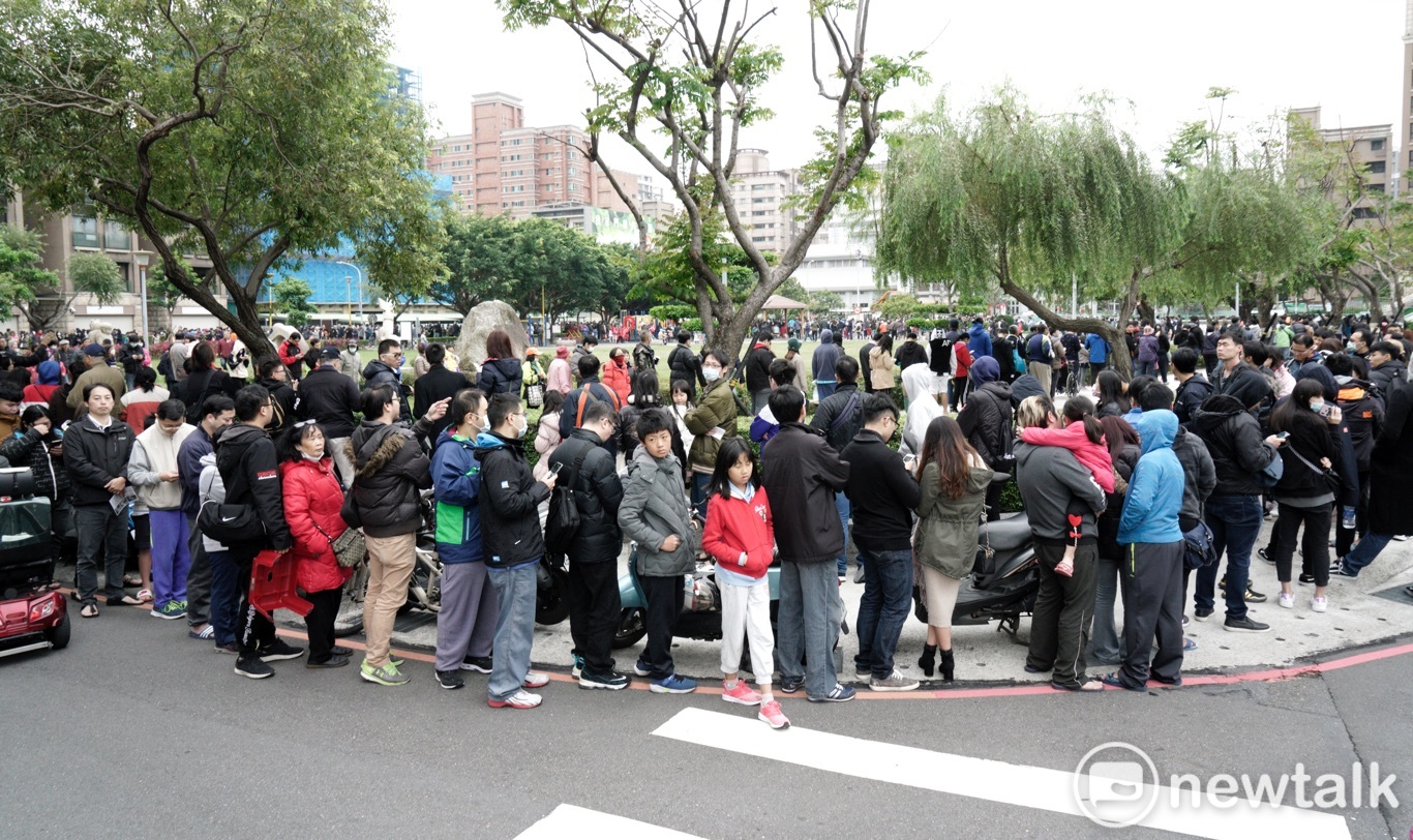 記者下午四點離開現場時,人潮還是塞爆柳堤公園。 圖:張良一/攝 記者下午四點離開現場時,人潮還是塞爆柳堤公園。 圖:張良一/攝