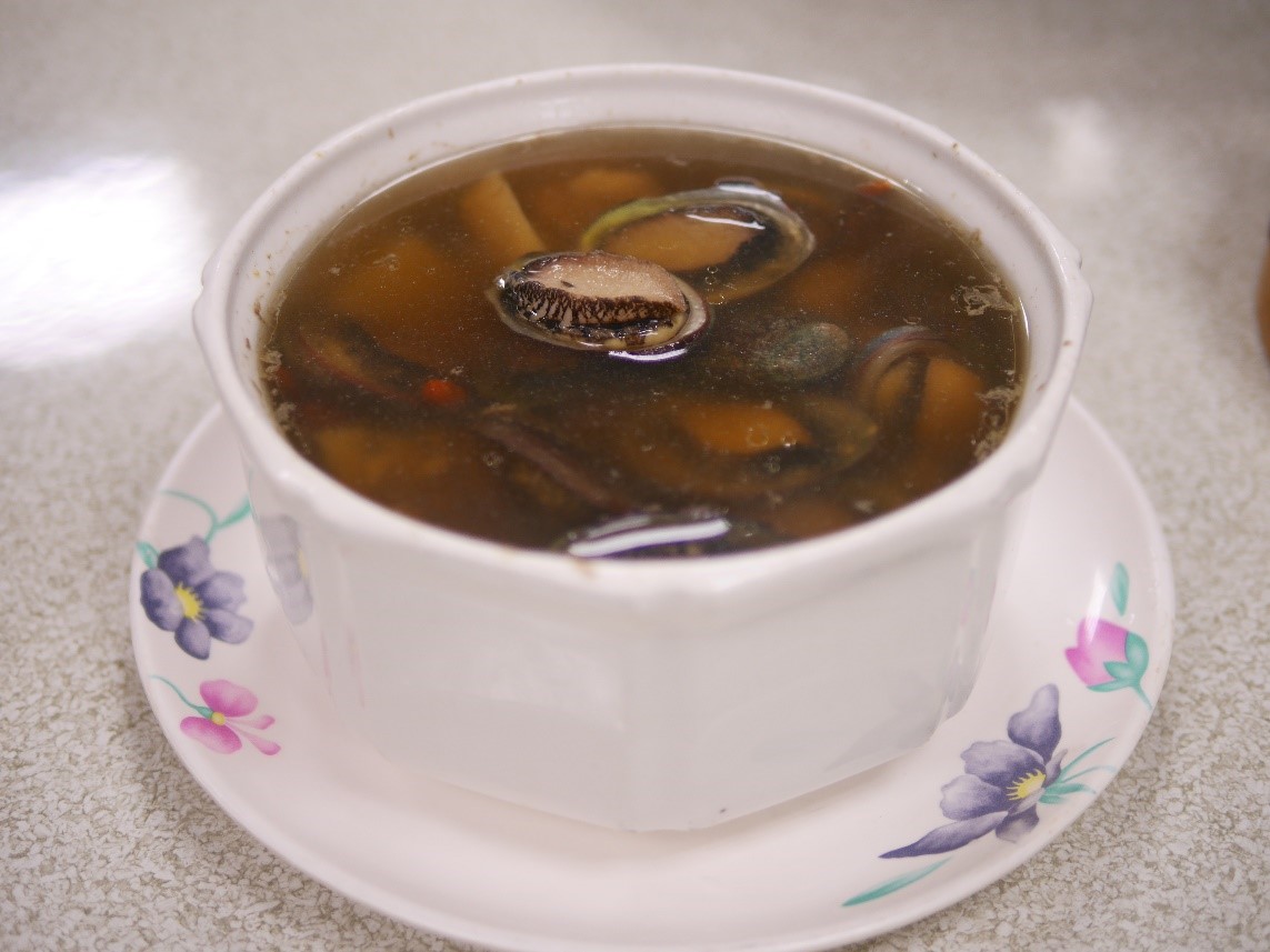 藥膳貢寮鮑雞湯,藥膳與雞肉、貢寮鮑搭配,令人一口接一口。 圖:新北市農業局提供 藥膳貢寮鮑雞湯,藥膳與雞肉、貢寮鮑搭配,令人一口接一口。 圖:新北市農業局提供