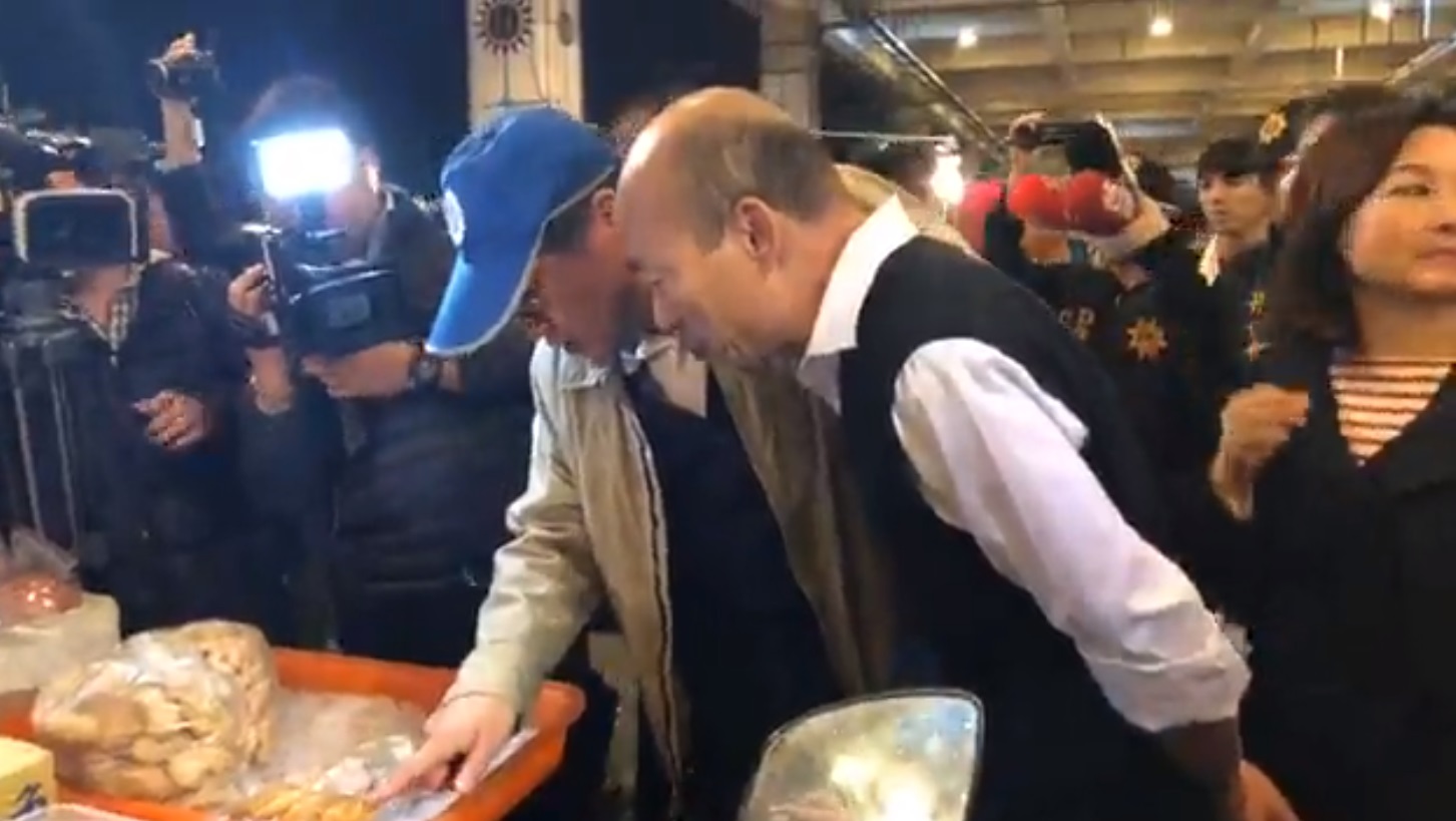 高雄市長韓國瑜清晨5點多開直播,前往前鎮魚市、鳳山果菜市場等處視察。 圖/擷取自韓國瑜臉書直播 高雄市長韓國瑜清晨5點多開直播,前往前鎮魚市、鳳山果菜市場等處視察。 圖/擷取自韓國瑜臉書直播