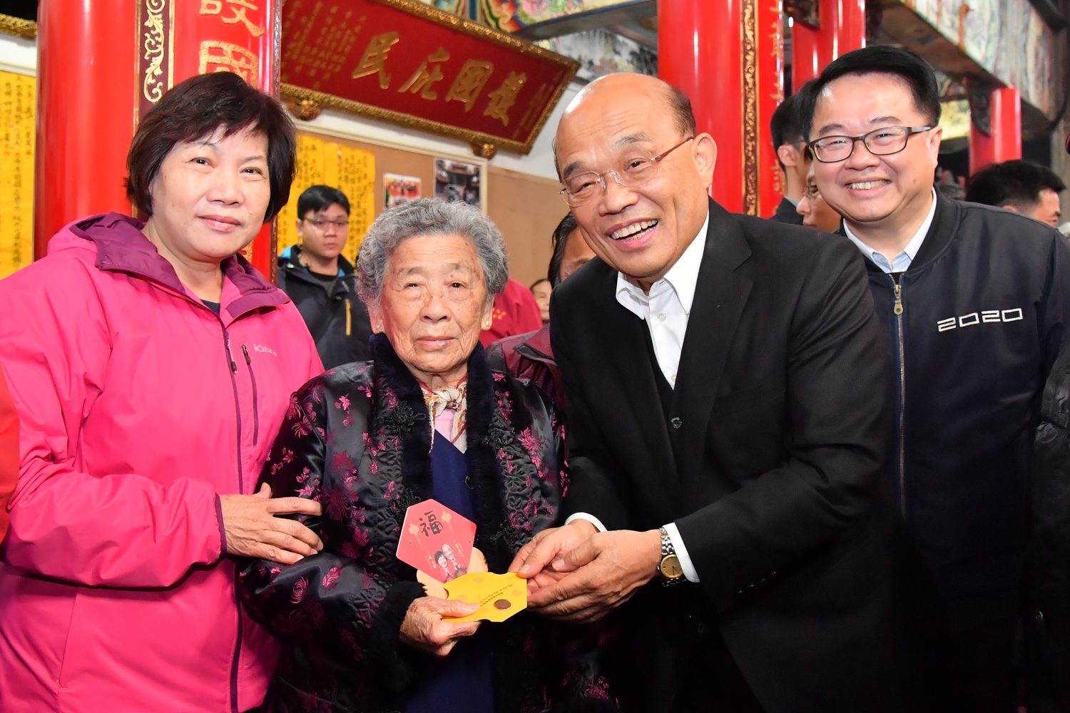 行政院長蘇貞昌在擎天府參拜時,遇見一名高齡94歲的女信眾。 圖:行政院提供 行政院長蘇貞昌在擎天府參拜時,遇見一名高齡94歲的女信眾。 圖:行政院提供
