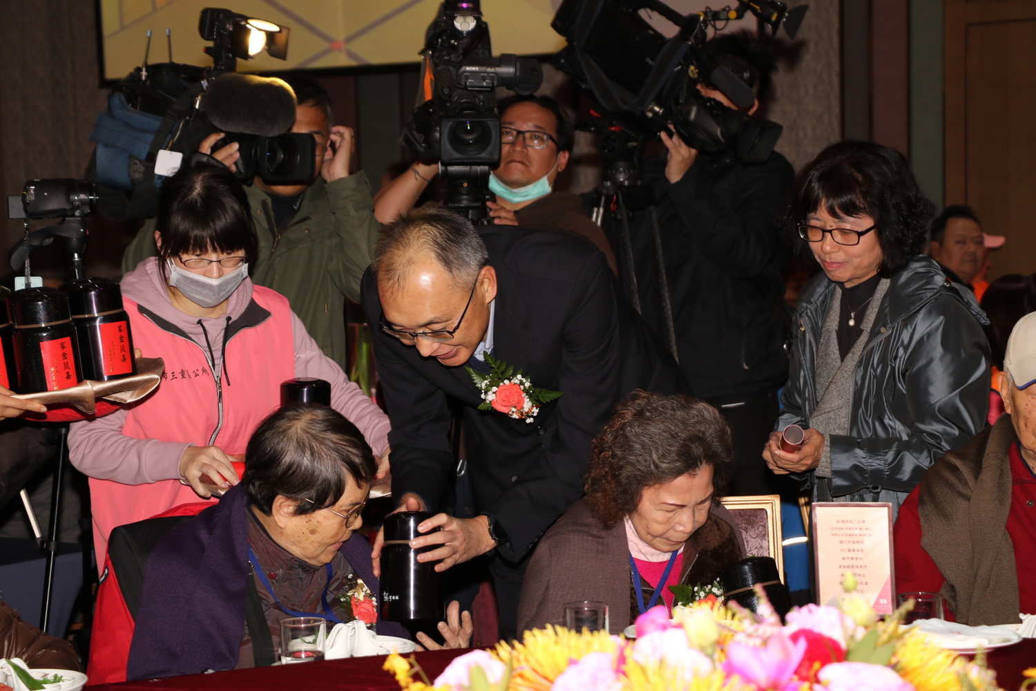 副市長謝政達和社會局副局長許秀能代表侯友宜市長致贈長輩悶燒罐。 圖:新北市社會局提供 副市長謝政達和社會局副局長許秀能代表侯友宜市長致贈長輩悶燒罐。 圖:新北市社會局提供