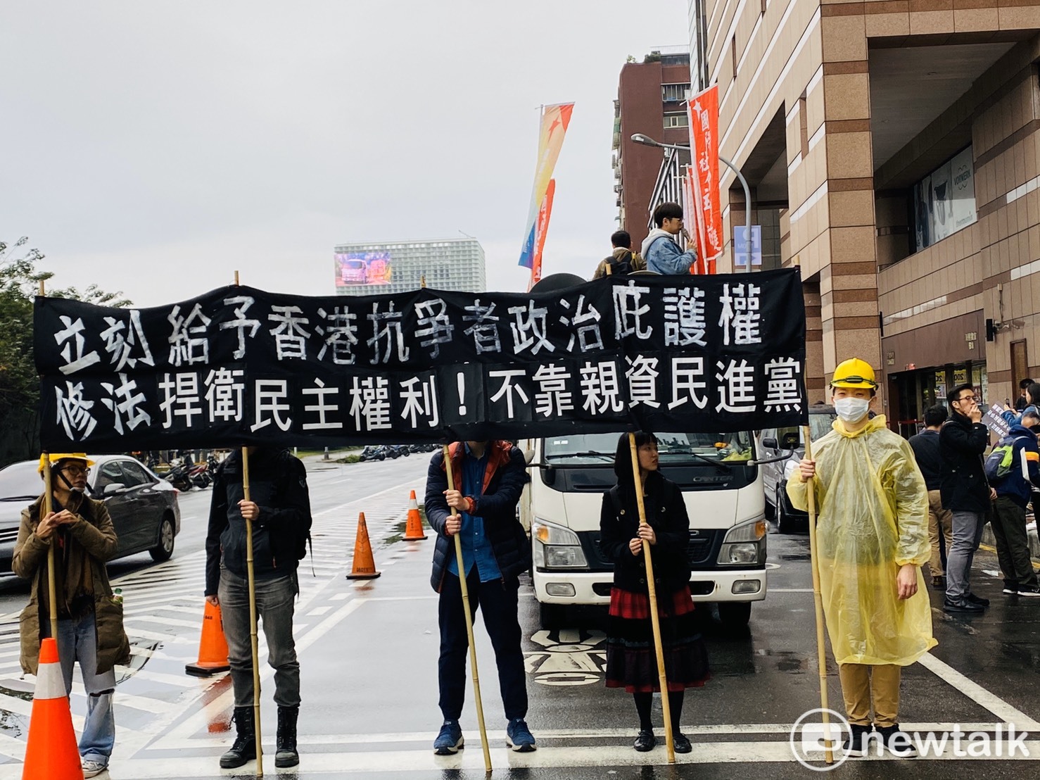 公民團體國際社會主義前進(ISF)今(19日)於民進黨中央黨部外召開「台灣庇護香港抗爭者遊行」。 圖:周煊惠/攝 公民團體國際社會主義前進(ISF)今(19日)於民進黨中央黨部外召開「台灣庇護香港抗爭者遊行」。 圖:周煊惠/攝