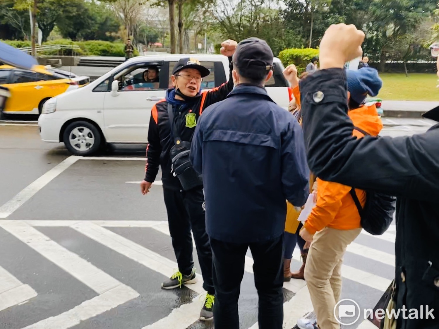 一名男子路過嗆聲「我們都是中國人」。 圖:周煊惠 /攝 一名男子路過嗆聲「我們都是中國人」。 圖:周煊惠 /攝