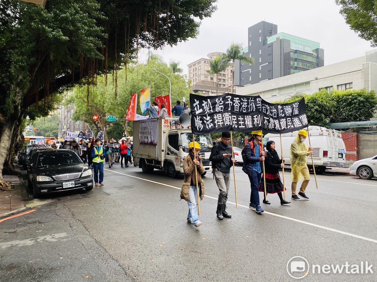 公民團體「國際社會主義前進」遊行至立法院。 圖:周煊惠 /攝 公民團體「國際社會主義前進」遊行至立法院。 圖:周煊惠 /攝