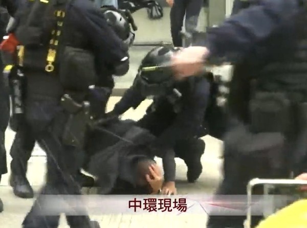 港警指出,為了應對暴力事件,正使用最低所需武力,包含施放催淚彈、驅散及拘捕違法者。 圖:翻攝香港電台臉書 港警指出,為了應對暴力事件,正使用最低所需武力,包含施放催淚彈、驅散及拘捕違法者。 圖:翻攝香港電台臉書