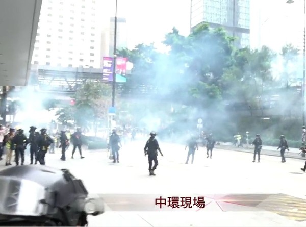 港警指出,為了應對暴力事件,正使用最低所需武力,包含施放催淚彈、驅散及拘捕違法者。 圖:翻攝香港電台臉書 港警指出,為了應對暴力事件,正使用最低所需武力,包含施放催淚彈、驅散及拘捕違法者。 圖:翻攝香港電台臉書