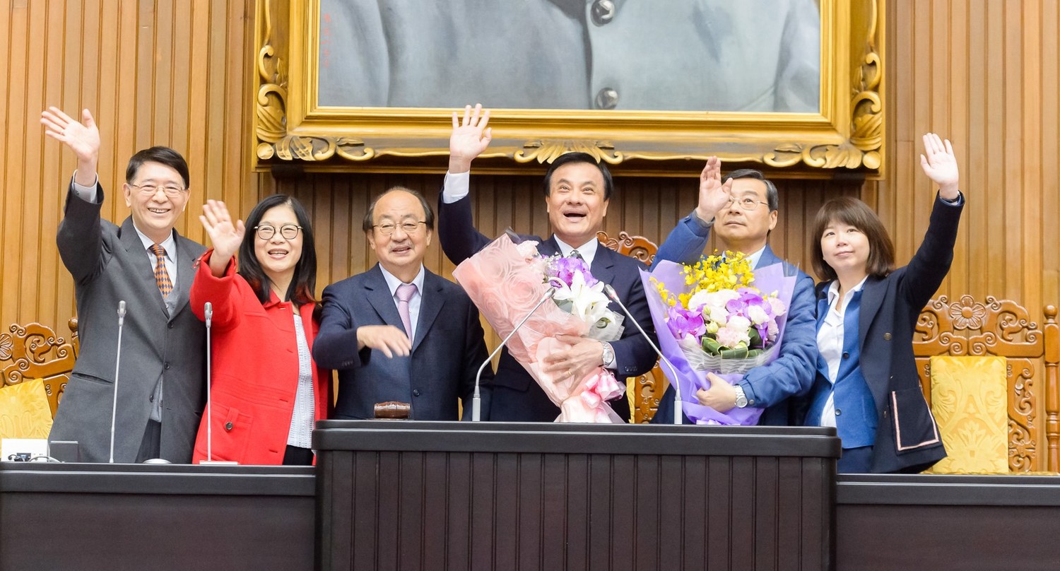 蘇嘉全將告別立法院,民進黨團總召柯建銘、幹事長管碧玲、國民黨團總召曾銘宗、國民黨立委林麗蟬等人一同上台獻花致意。 圖:翻攝自蘇嘉全臉書 蘇嘉全將告別立法院,民進黨團總召柯建銘、幹事長管碧玲、國民黨團總召曾銘宗、國民黨立委林麗蟬等人一同上台獻花致意。 圖:翻攝自蘇嘉全臉書