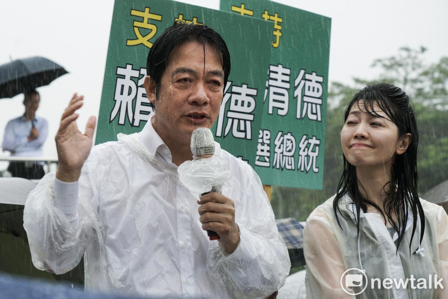 民進黨總統初選時,高嘉瑜在大雨下陪同賴清德掃街。 圖:張良一 / 攝(新頭殼資料照) 民進黨總統初選時,高嘉瑜在大雨下陪同賴清德掃街。 圖:張良一 / 攝(新頭殼資料照)