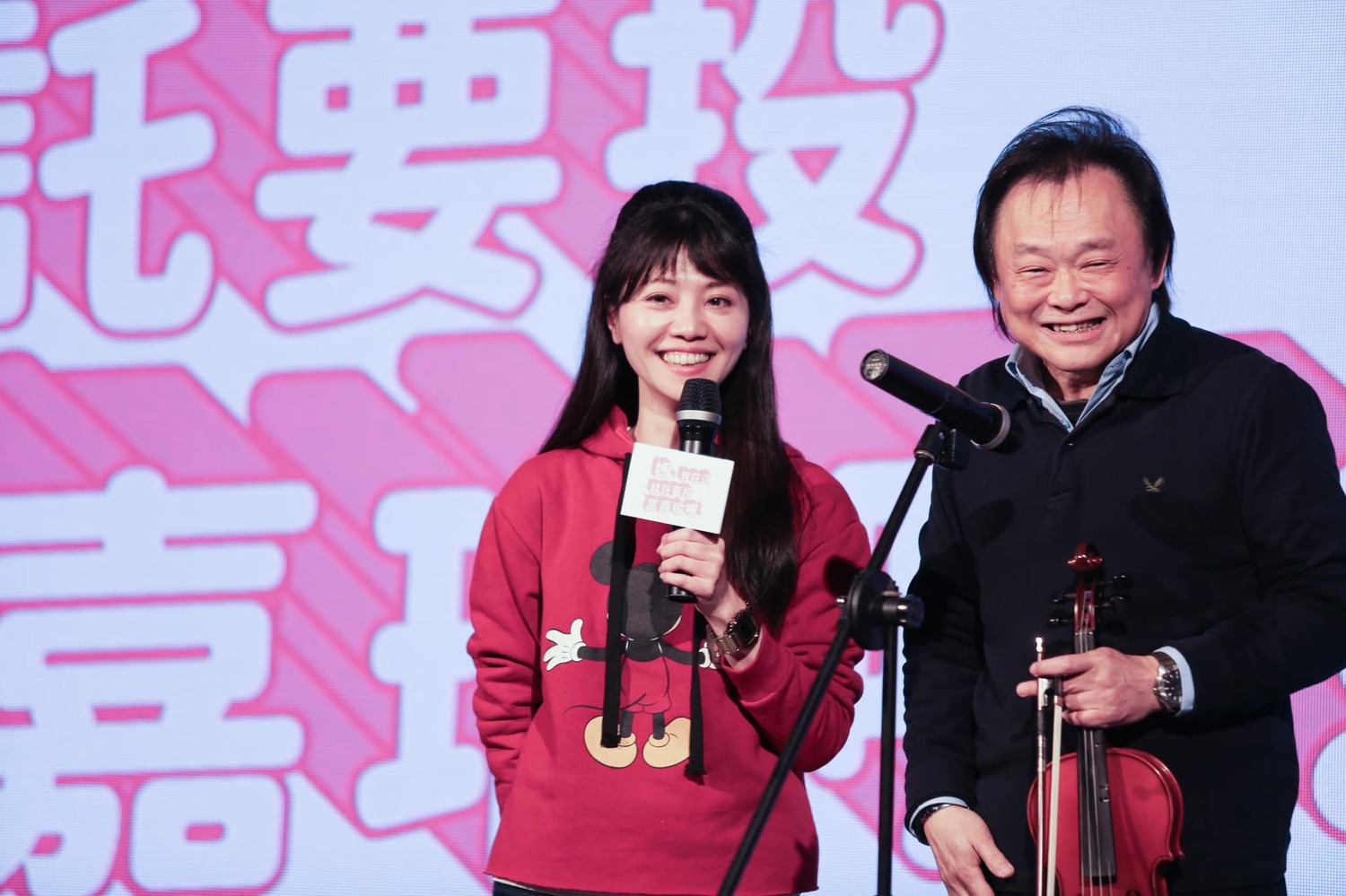 高嘉瑜熱愛唱歌,舉辦造勢演唱會時,同黨議員王世堅特別以小提琴伴奏。 圖:翻攝高嘉瑜臉書 高嘉瑜熱愛唱歌,舉辦造勢演唱會時,同黨議員王世堅特別以小提琴伴奏。 圖:翻攝高嘉瑜臉書