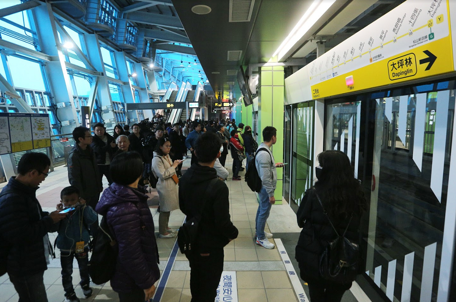 新北環狀線試營運首日湧進大量民眾搶先試乘。 圖:新北市政府/提供 新北環狀線試營運首日湧進大量民眾搶先試乘。 圖:新北市政府/提供