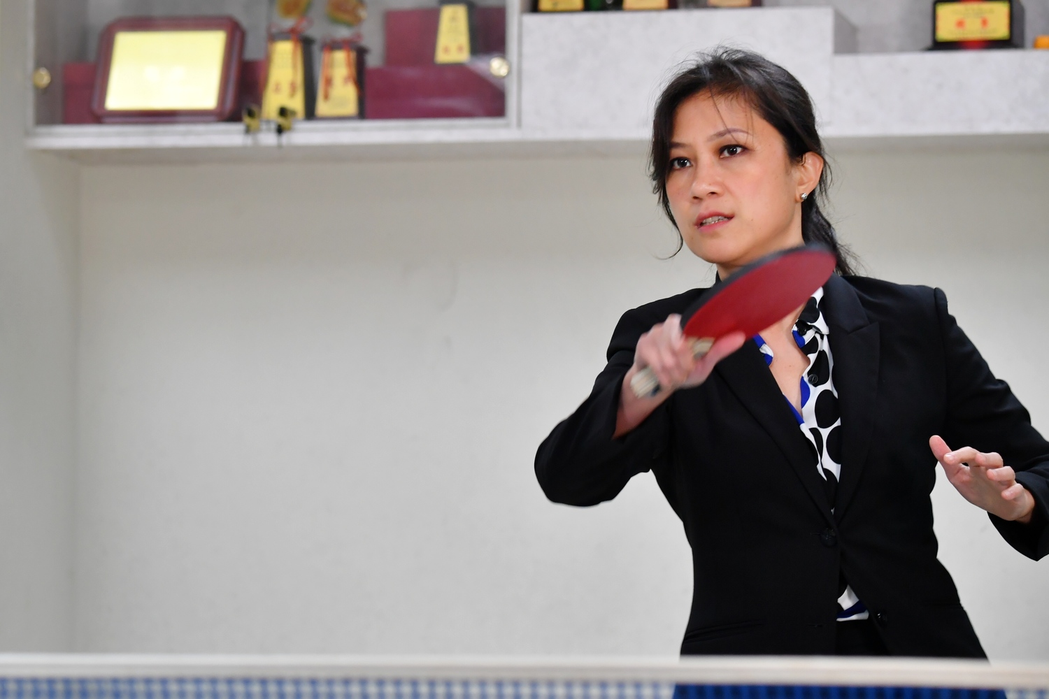 行政院發言人Kolas Yotaka鍾情於桌球、網球等球拍運動。 圖:行政院提供 行政院發言人Kolas Yotaka鍾情於桌球、網球等球拍運動。 圖:行政院提供