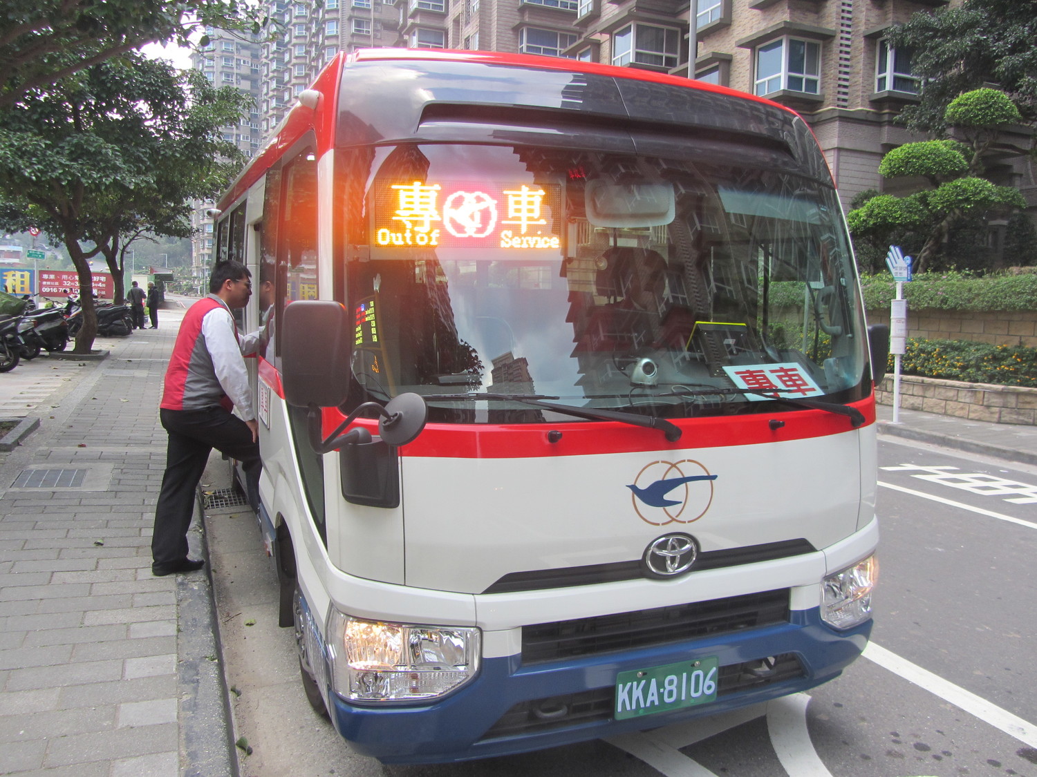 為方便民眾走春參拜,交通局新闢「捷運南勢角站-烘爐地」專車提供免費接駁。 圖:新北市政府提供 為方便民眾走春參拜,交通局新闢「捷運南勢角站-烘爐地」專車提供免費接駁。 圖:新北市政府提供