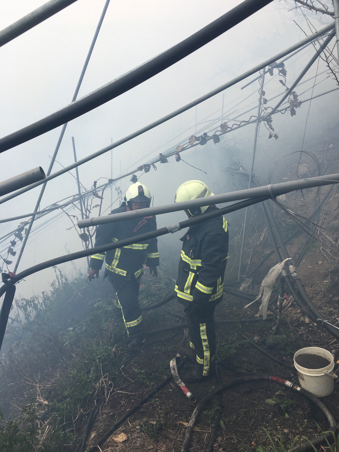 由於地點位在山區,附近有不少電線、高壓電塔,救災行動變得困難重重。 圖:台中市消防局/提供 由於地點位在山區,附近有不少電線、高壓電塔,救災行動變得困難重重。 圖:台中市消防局/提供