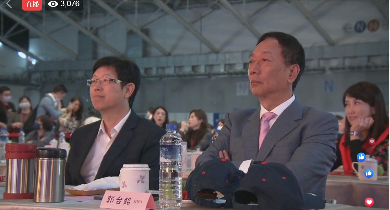 鴻海創辦人郭台銘(右),現任董事長劉揚偉(左)。 圖:翻攝郭台銘臉書 鴻海創辦人郭台銘(右),現任董事長劉揚偉(左)。 圖:翻攝郭台銘臉書