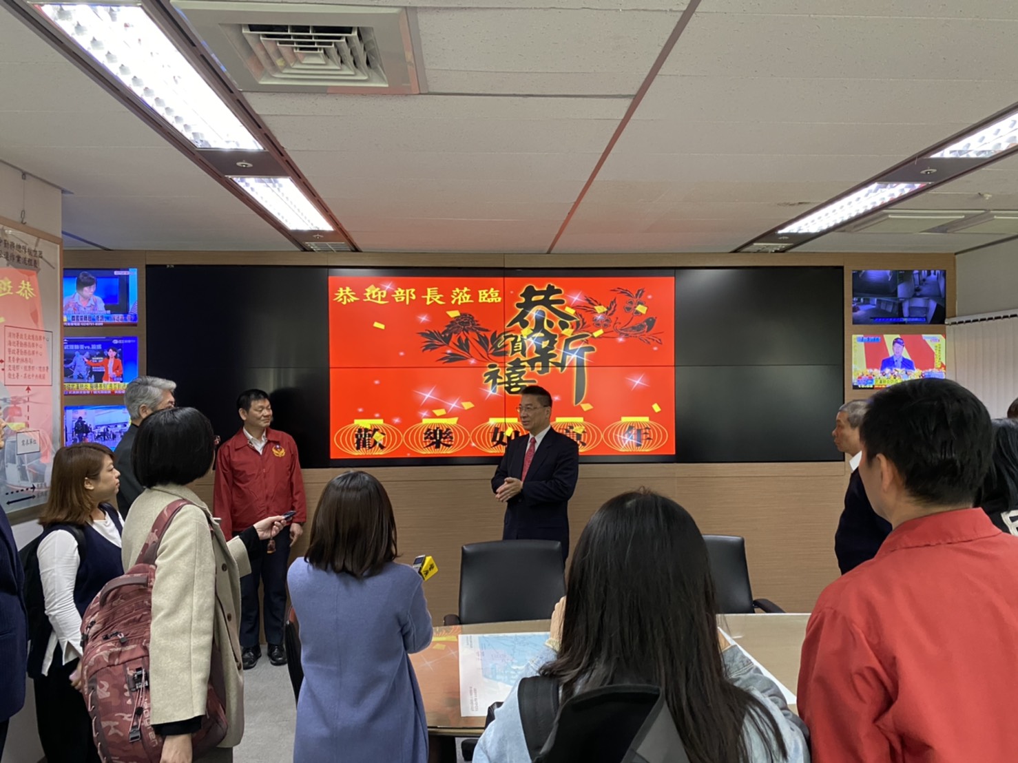 農曆春節將至,內政部長徐國勇今(22)天上午特地前往「行政院國家搜救指揮中心」及「內政部消防署」,除了致贈消防人員加菜金外,也同時慰問搜救人員的辛勞。 圖:內政部提供 農曆春節將至,內政部長徐國勇今(22)天上午特地前往「行政院國家搜救指揮中心」及「內政部消防署」,除了致贈消防人員加菜金外,也同時慰問搜救人員的辛勞。 圖:內政部提供