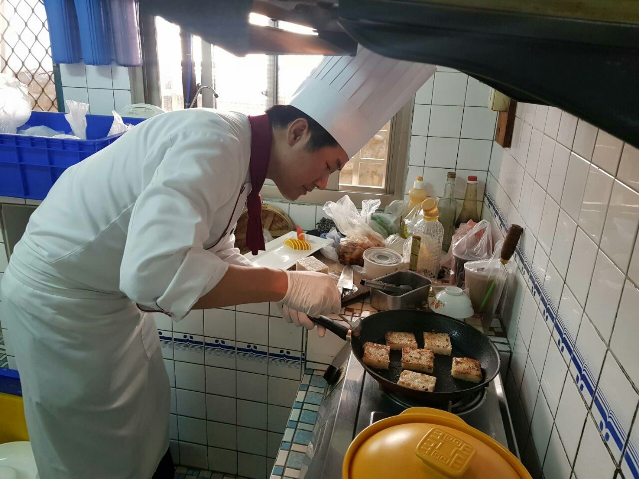 台中福華大飯店主廚到榮民家中親自下廚。 台中福華大飯店/提供 台中福華大飯店主廚到榮民家中親自下廚。 台中福華大飯店/提供