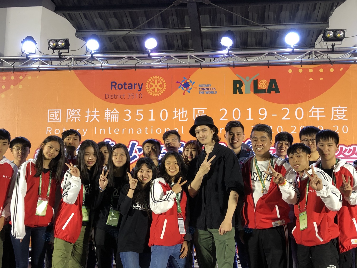 波特王與扶輪青少年合照,鼓勵建立自己核心價值,成為有吸引力的Youtuber。 圖/小墾丁渡假村提供 波特王與扶輪青少年合照,鼓勵建立自己核心價值,成為有吸引力的Youtuber。 圖/小墾丁渡假村提供