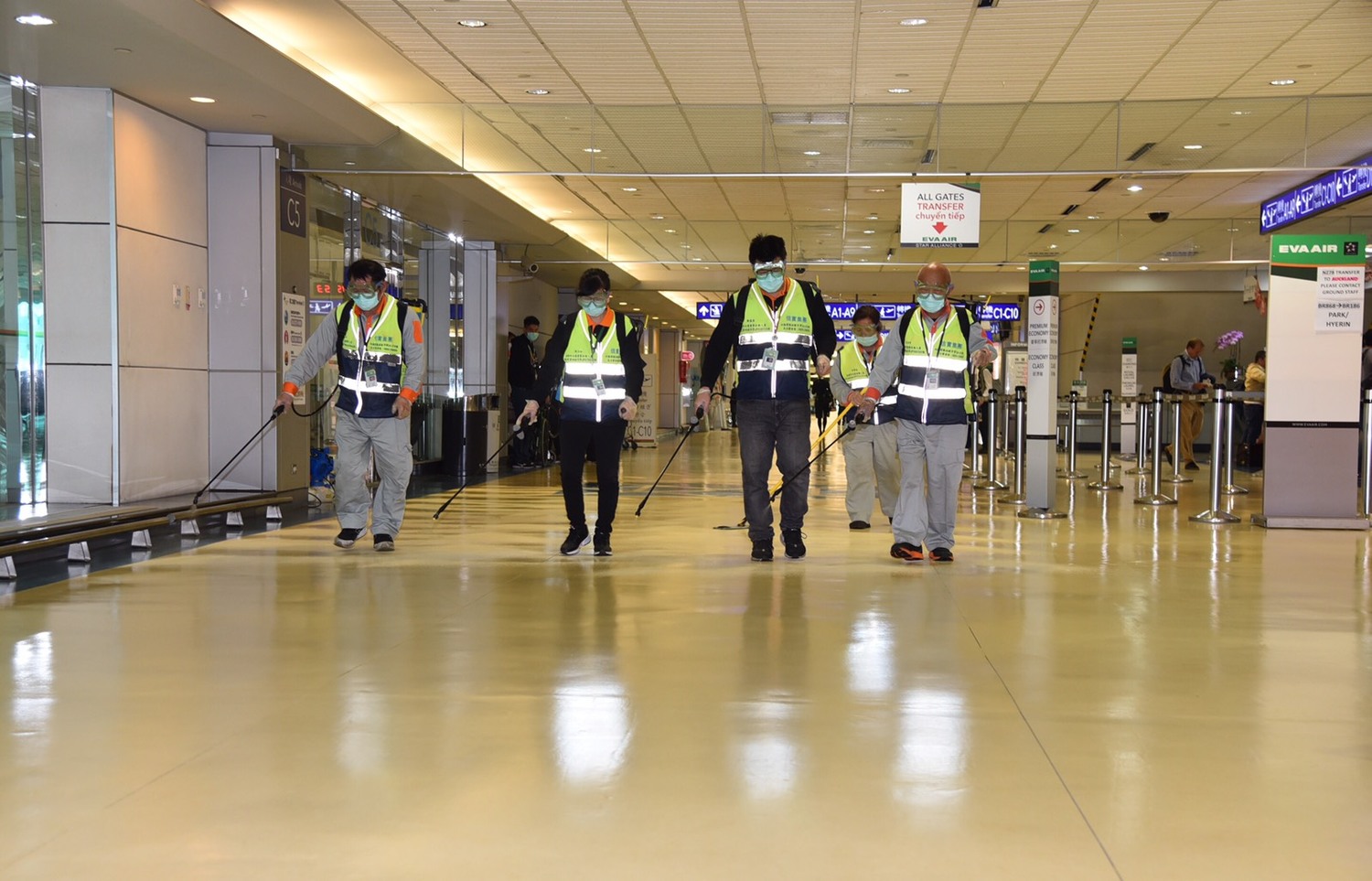 防範武漢肺炎,機場公司依旅客入境動線,強化各項設施設備消毒及清潔。 圖:桃園機場/提供 防範武漢肺炎,機場公司依旅客入境動線,強化各項設施設備消毒及清潔。 圖:桃園機場/提供