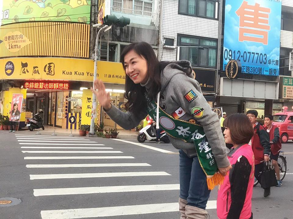 在選戰最後關頭,林宜瑾站在街頭努力拜票。 圖:黃博郎/攝 在選戰最後關頭,林宜瑾站在街頭努力拜票。 圖:黃博郎/攝