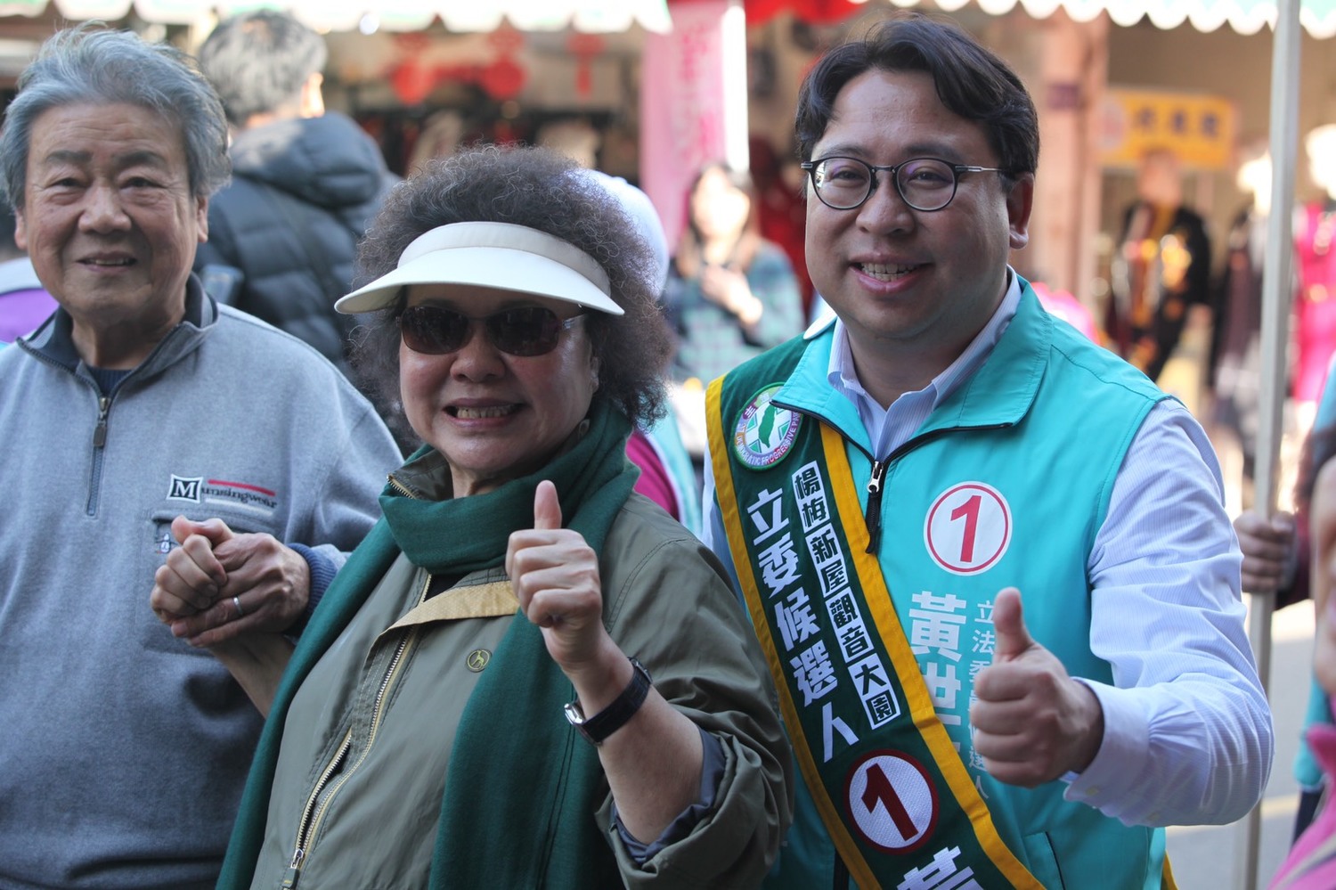 選戰最後,黃世杰被黨內高層列重點輔選對象,府秘書長陳菊陪同到市場掃街。 圖:黃世杰競總/提供 選戰最後,黃世杰被黨內高層列重點輔選對象,府秘書長陳菊陪同到市場掃街。 圖:黃世杰競總/提供