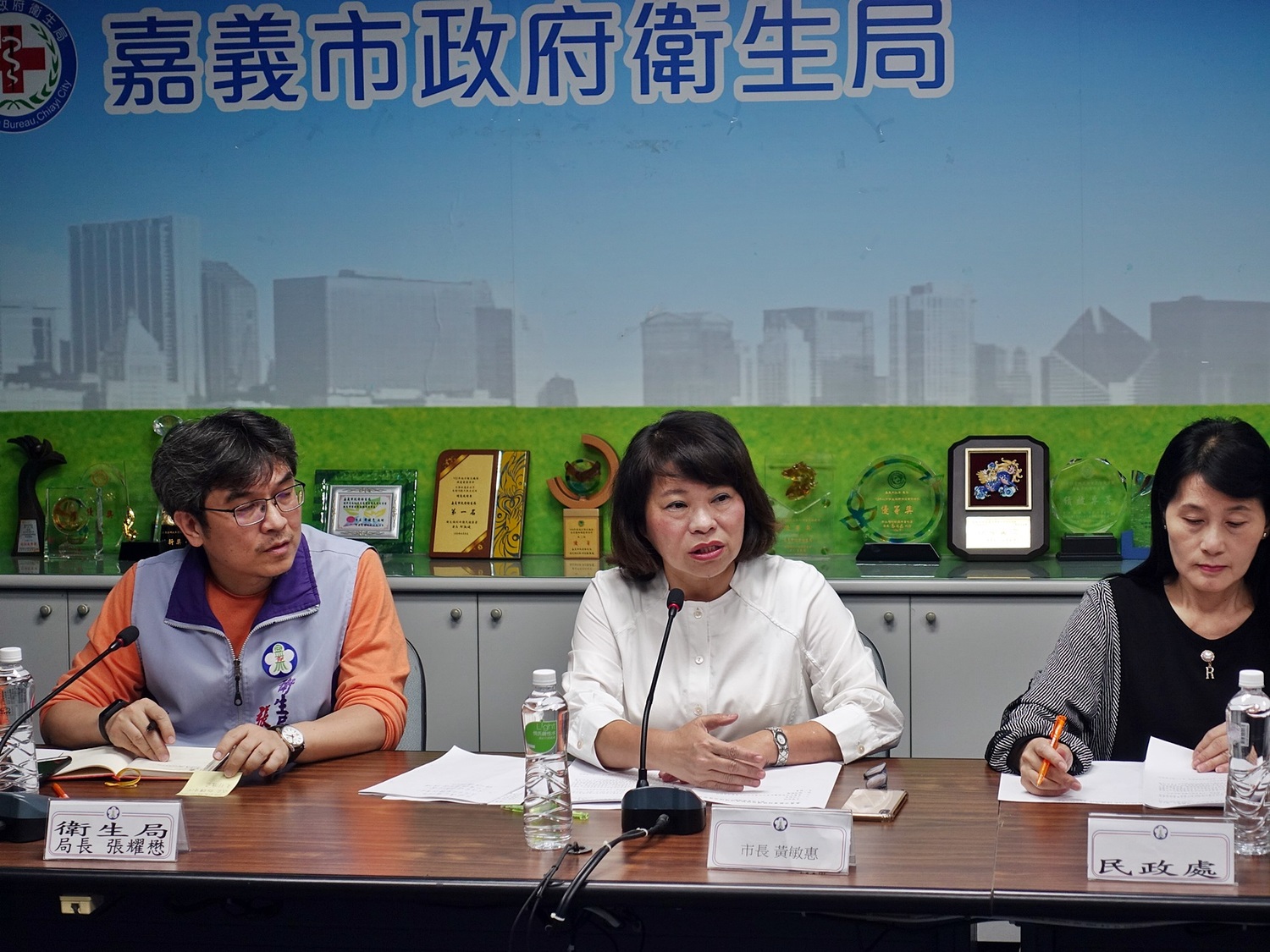 因為武漢肺炎蔓延趨勢,嘉義市成立指揮中心,黃敏惠坐鎮指揮。 圖:嘉義市政府/提供 因為武漢肺炎蔓延趨勢,嘉義市成立指揮中心,黃敏惠坐鎮指揮。 圖:嘉義市政府/提供