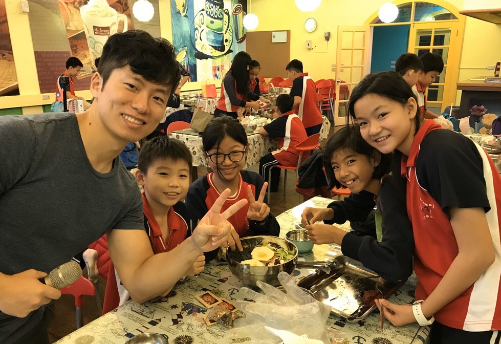 廣達國際文化大使與小朋友合影。 圖 : 廣達文教基金會/提供 廣達國際文化大使與小朋友合影。 圖 : 廣達文教基金會/提供