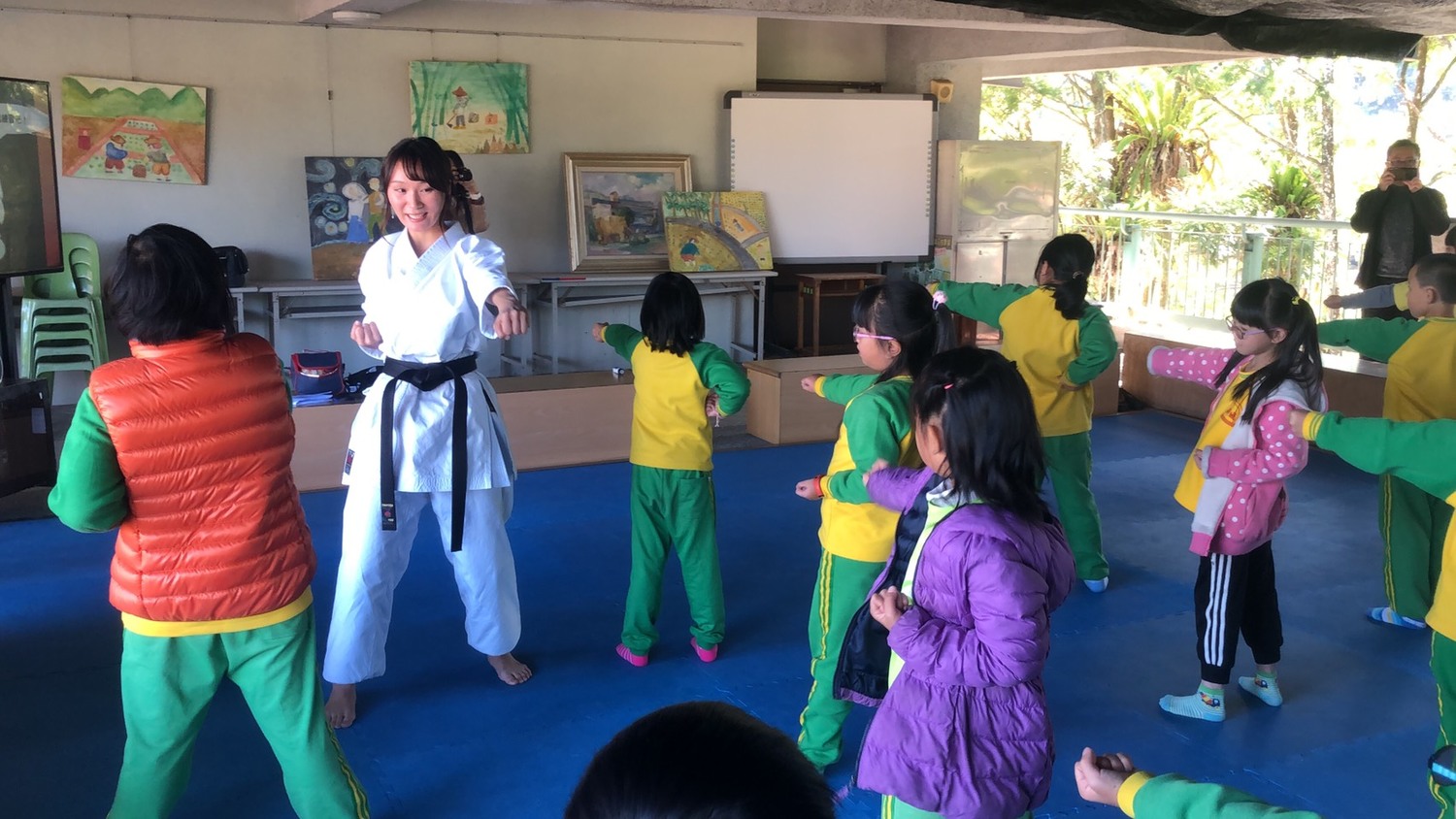 廣達國際文化大使教小朋友空手道。 圖 : 廣達文教基金會/提供 廣達國際文化大使教小朋友空手道。 圖 : 廣達文教基金會/提供