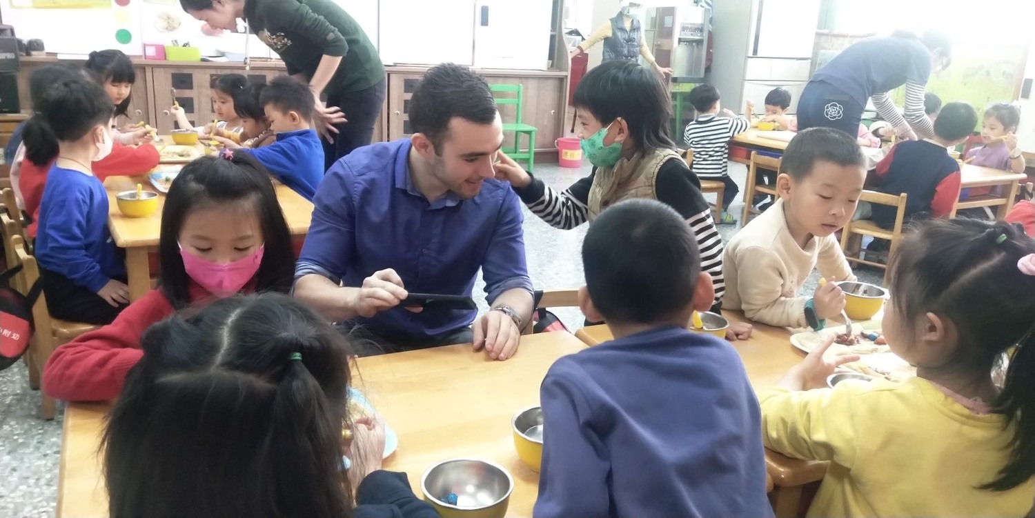 廣達國際文化大使陪小朋友用餐。 圖 : 廣達文教基金會/提供 廣達國際文化大使陪小朋友用餐。 圖 : 廣達文教基金會/提供