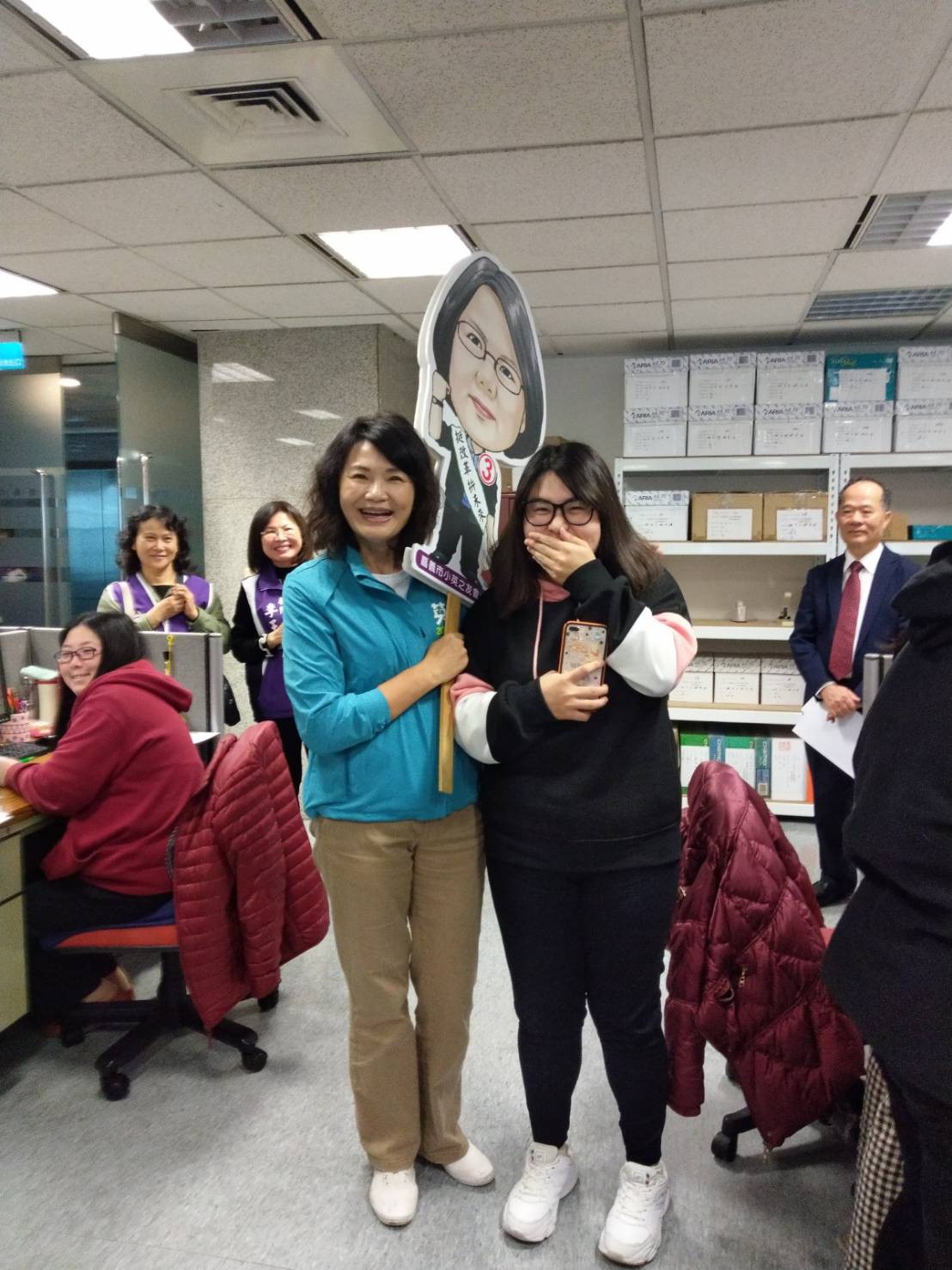 黃淑英帶隊為蔡英文拉票,受到支持者歡迎。 圖:翻攝小英之友會「拜訪里長」群組 黃淑英帶隊為蔡英文拉票,受到支持者歡迎。 圖:翻攝小英之友會「拜訪里長」群組