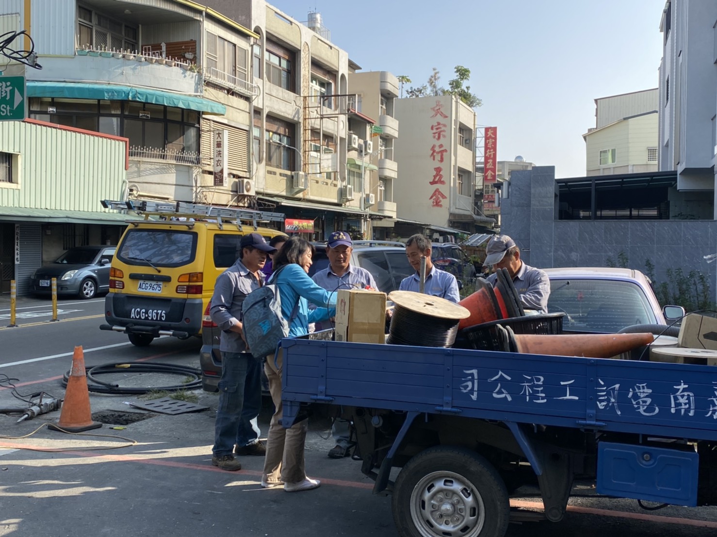 黃淑英的「感恩之旅」途中,不忘向路邊民眾表達謝意。圖:翻攝小英之友會「拜訪里長」群組 圖:翻攝小英之友會「拜訪里長」群組 黃淑英的「感恩之旅」途中,不忘向路邊民眾表達謝意。圖:翻攝小英之友會「拜訪里長」群組 圖:翻攝小英之友會「拜訪里長」群組