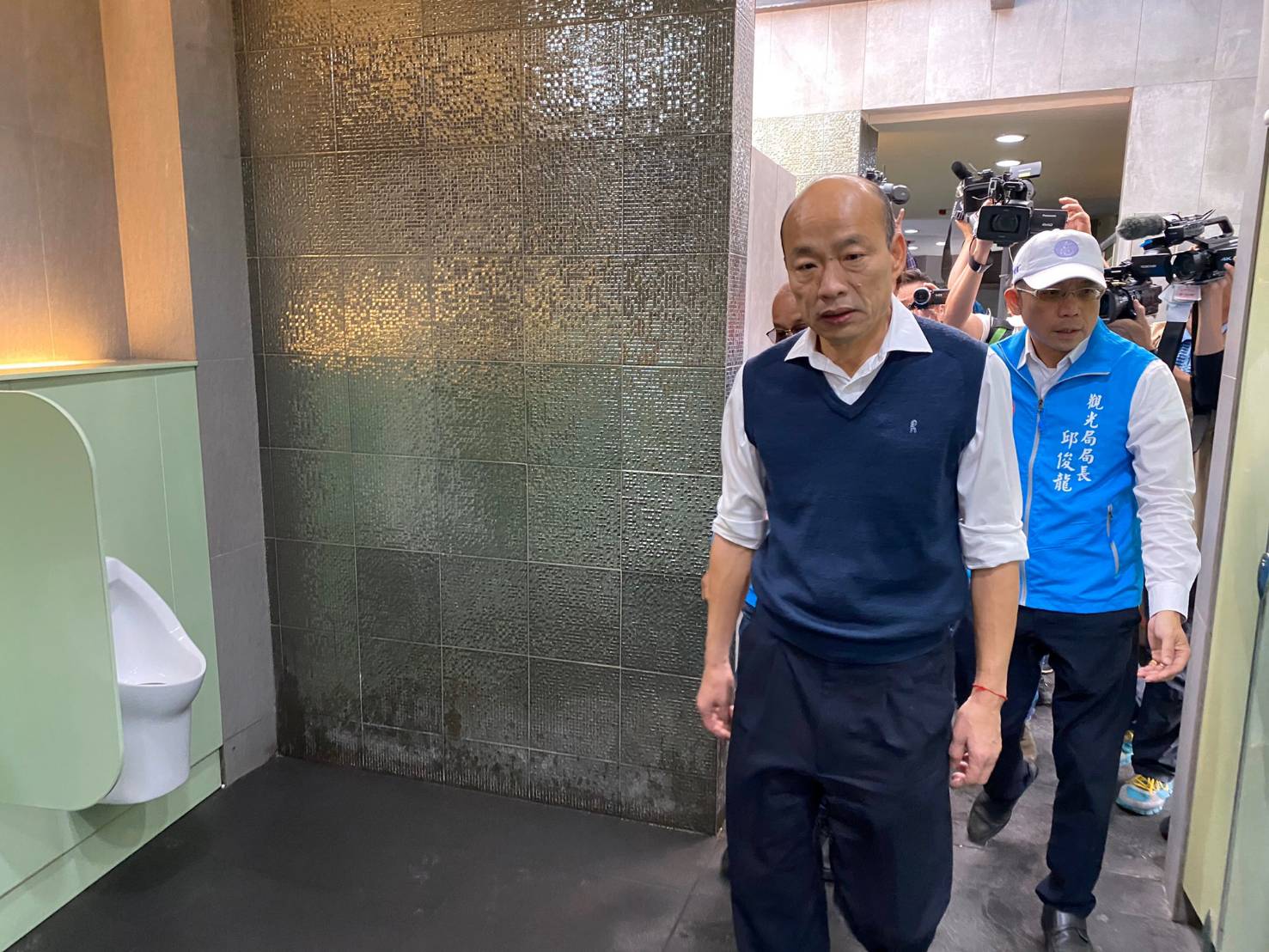 韓國瑜(左)特別關心蓮池潭風景區的廁所環境。 圖:高雄市政府/提供 韓國瑜(左)特別關心蓮池潭風景區的廁所環境。 圖:高雄市政府/提供