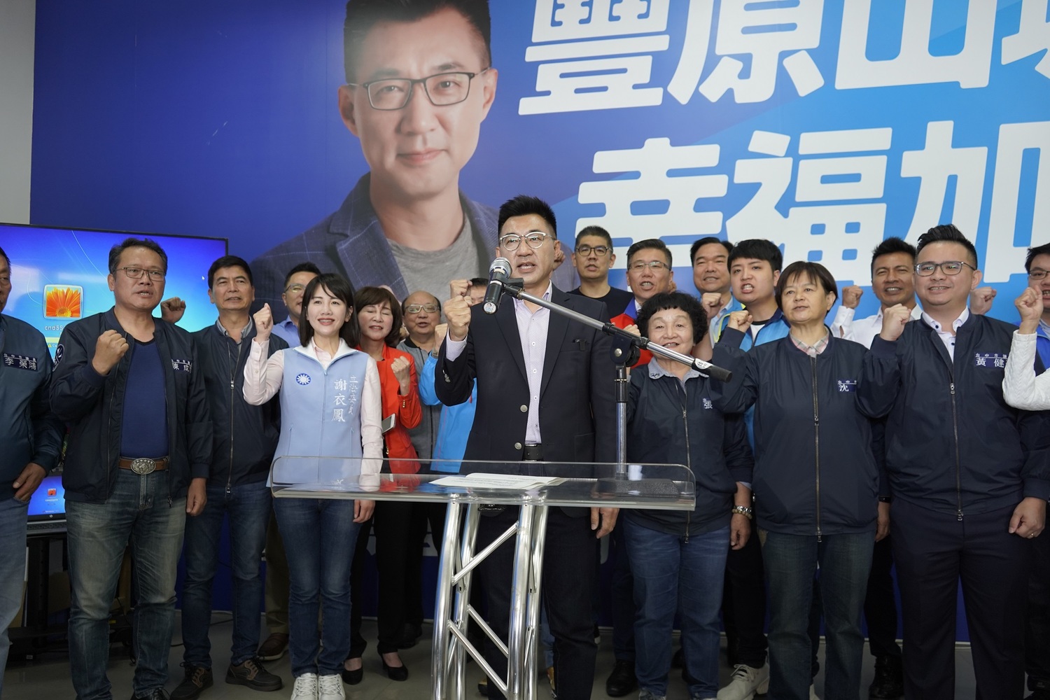 江啟臣由多位藍營青壯派人士陪同宣布參選黨主席,屬於老派的政治人物例如前台中市長胡志強只能站在後排。 圖:江啟臣服務處/提供 江啟臣由多位藍營青壯派人士陪同宣布參選黨主席,屬於老派的政治人物例如前台中市長胡志強只能站在後排。 圖:江啟臣服務處/提供
