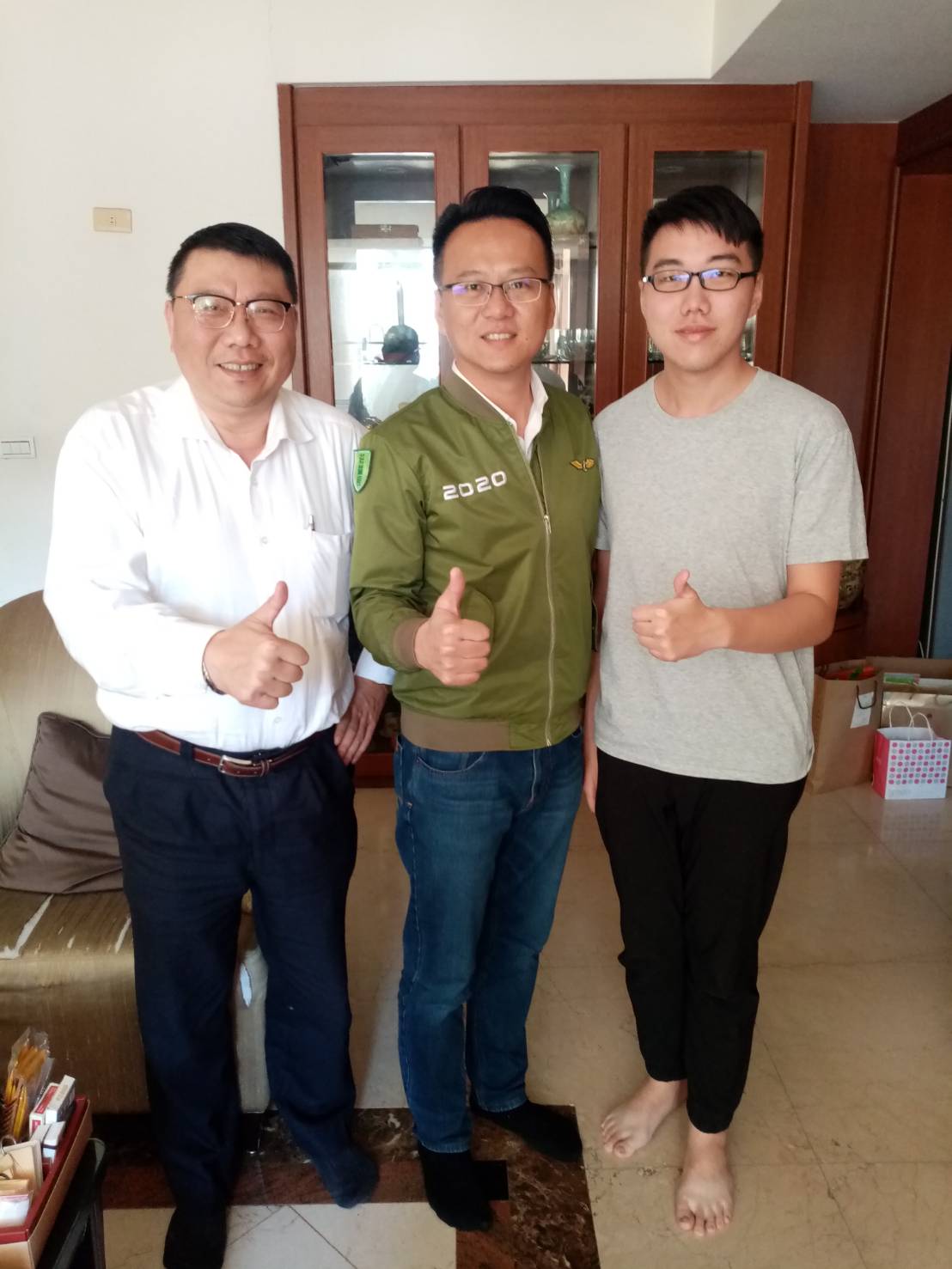 陳大鈞(左一)輔選莊競程有功,莊競程選後親自登門致謝。 圖:陳大鈞/提供 陳大鈞(左一)輔選莊競程有功,莊競程選後親自登門致謝。 圖:陳大鈞/提供