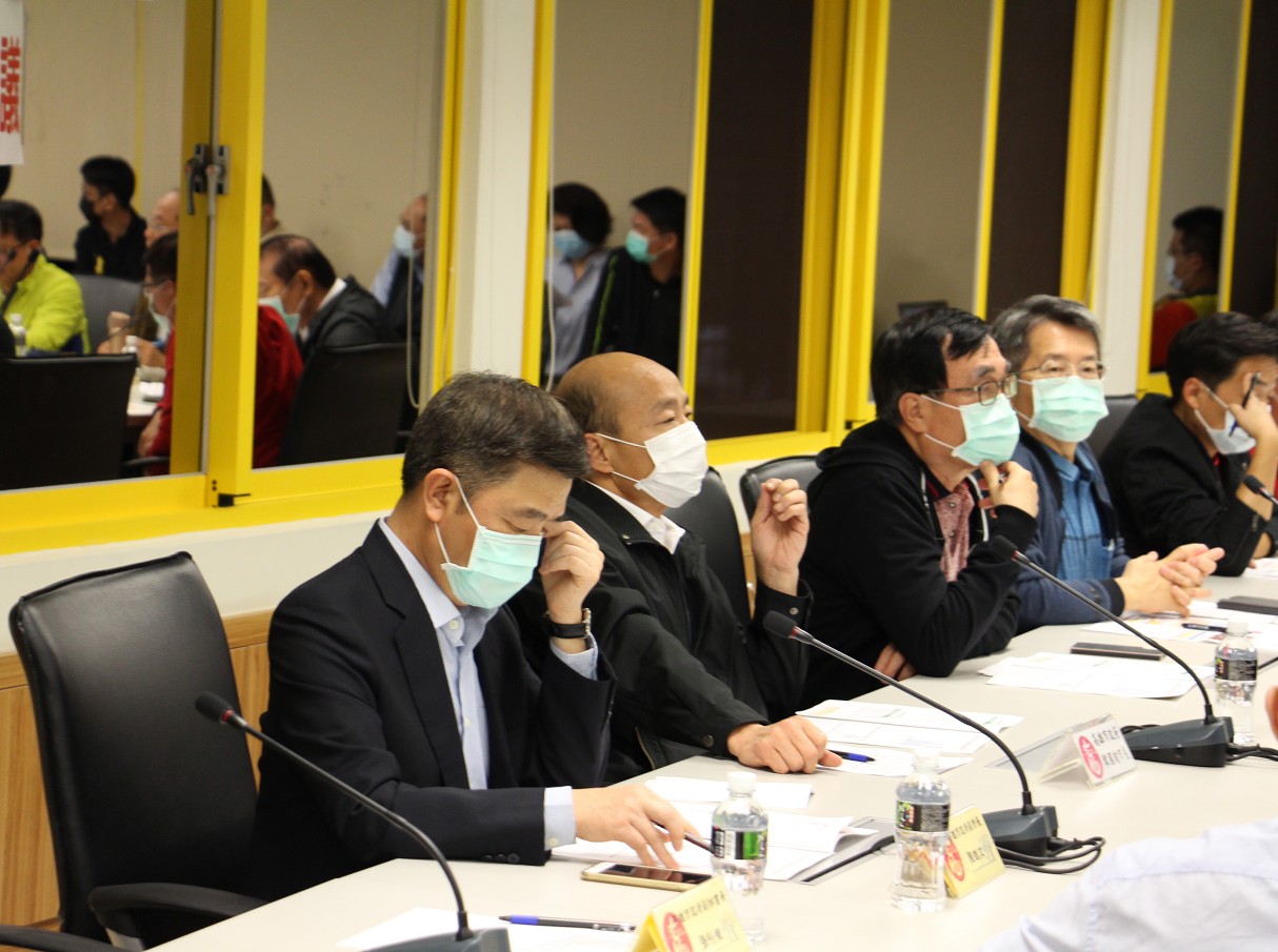 韓國瑜(左二)全程戴口罩主持流行疫情指揮中心應變會議。 圖:高雄市政府/提供 韓國瑜(左二)全程戴口罩主持流行疫情指揮中心應變會議。 圖:高雄市政府/提供